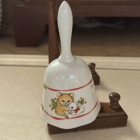 Vintage 1982 white porcelain Christmas bell with red and green details. - Picture 3 of 6
